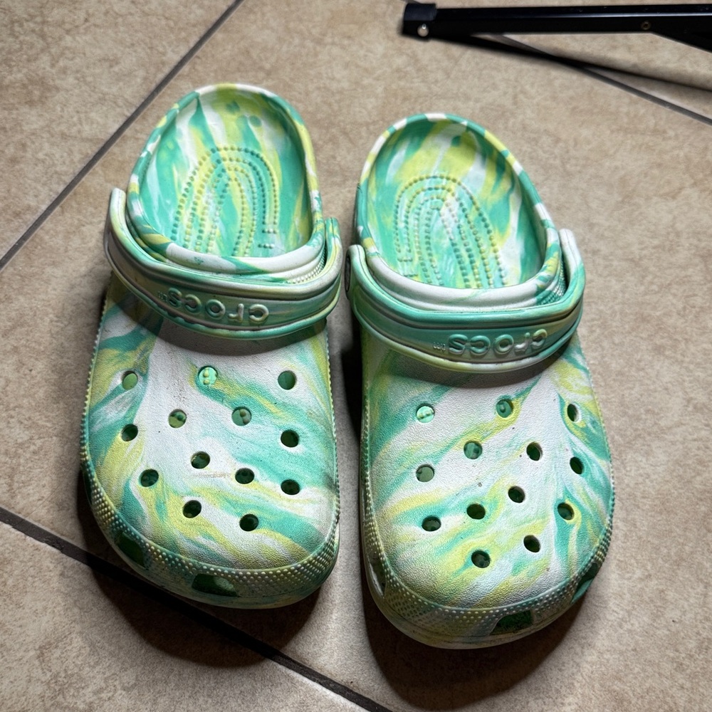 CROCS Kids' Swirl Green and Yellow Slippers